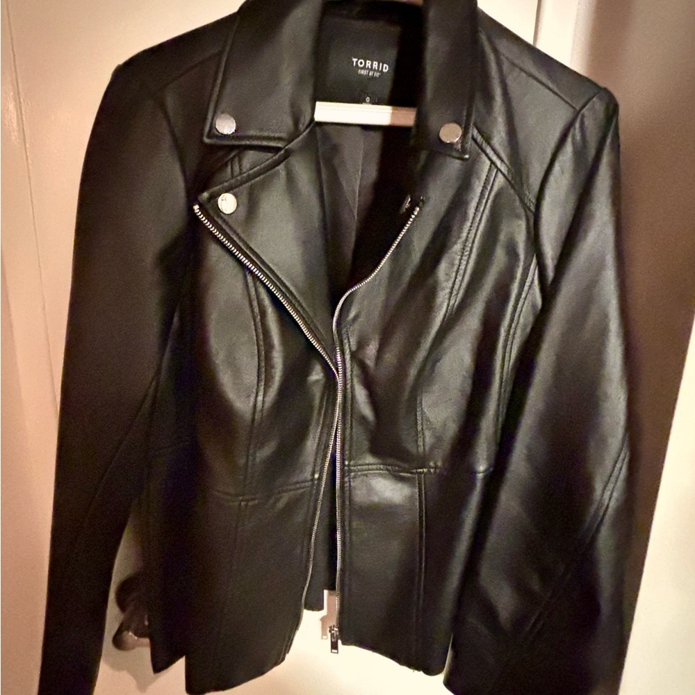 🖤 Never-Worn Black Faux Leather Moto Jacket Torrid Size 0 – Fits 10-12)